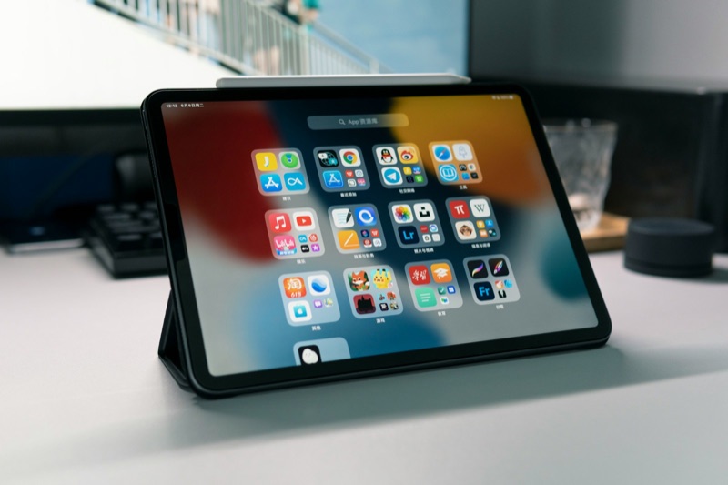 iPad aufgestellt auf einem Schreibtisch