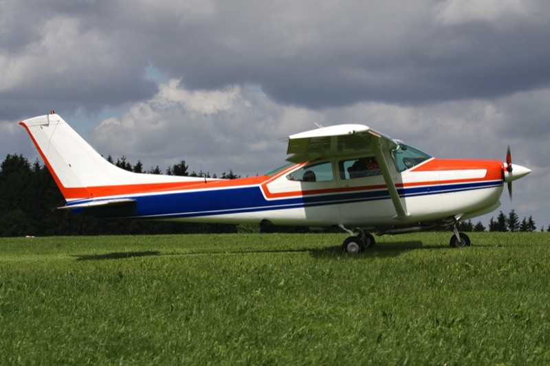 Sportflugzeug auf einer Wiese